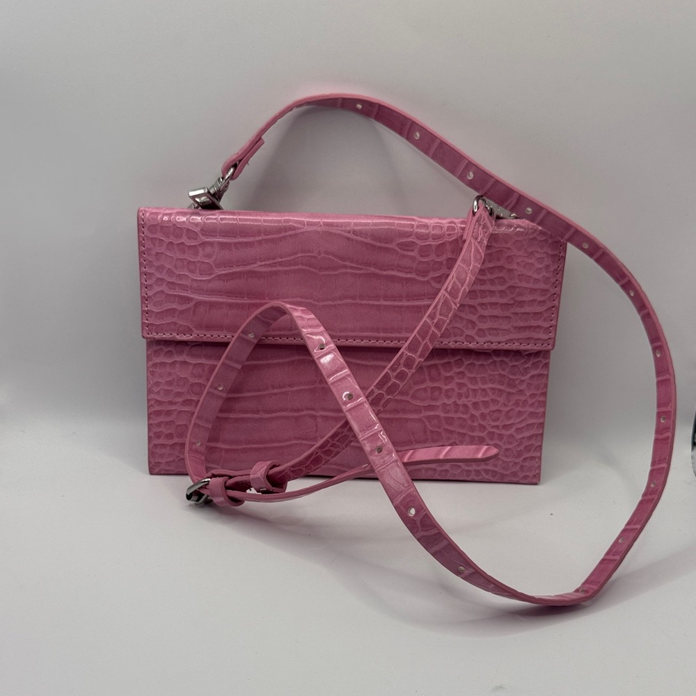 💖 Urban Outfitters Pink Croc-Embossed Crossbody Bag – Trendy & Chic 💖 - Picture 1 of 6